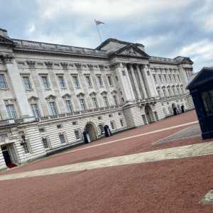 Family-Things-To-Do-in-London-Buckingham-Palace-Entrance