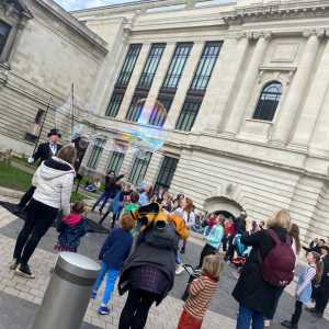 Family-Things-To-Do-in-London-Natural-History-Museum-Street-Performer